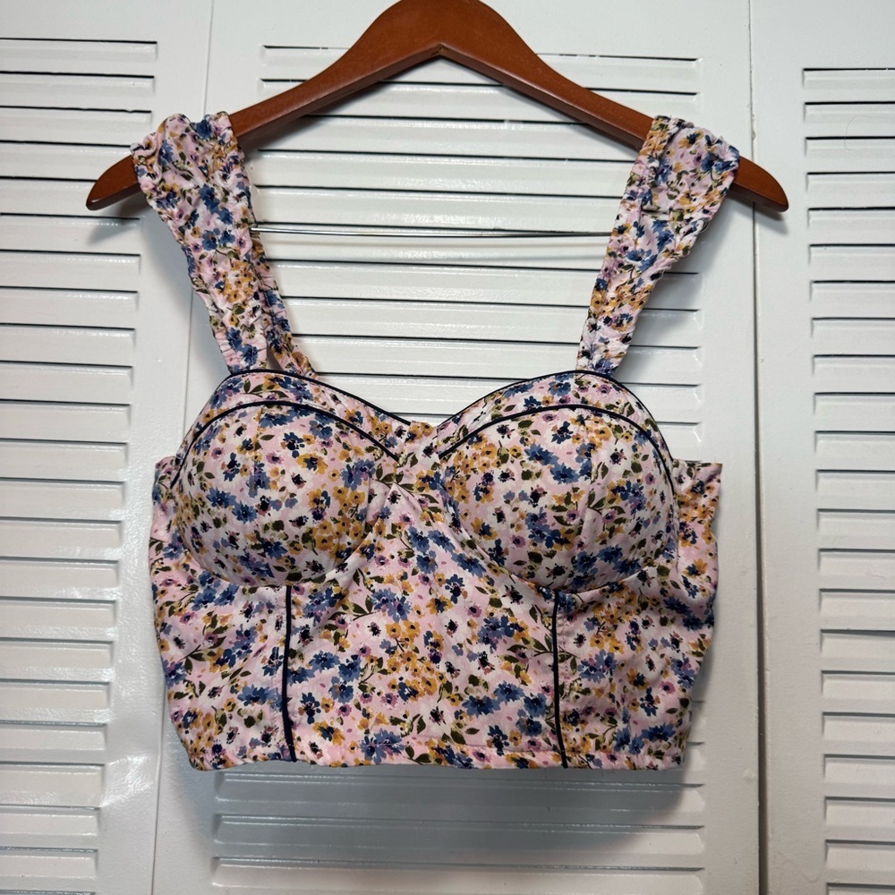 B.O.G Collective Women’s Creme Sleeveless Elastic Floral Print Crop Top. Size M